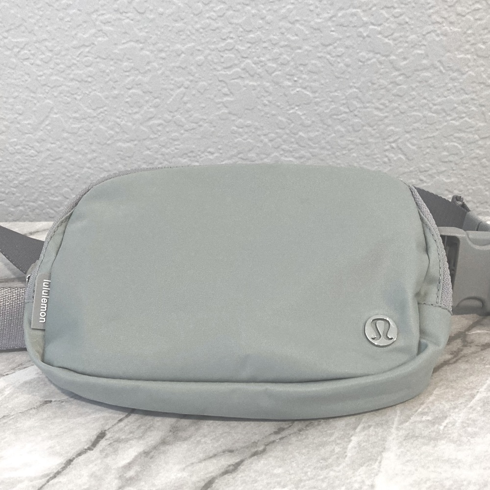 Lululemon everywhere belt bag